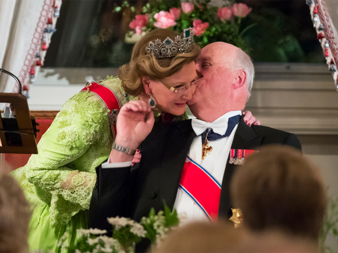 The Queen gave King Harald a hug during the speech. Photo: Heiko Junge / NTB scanpix.